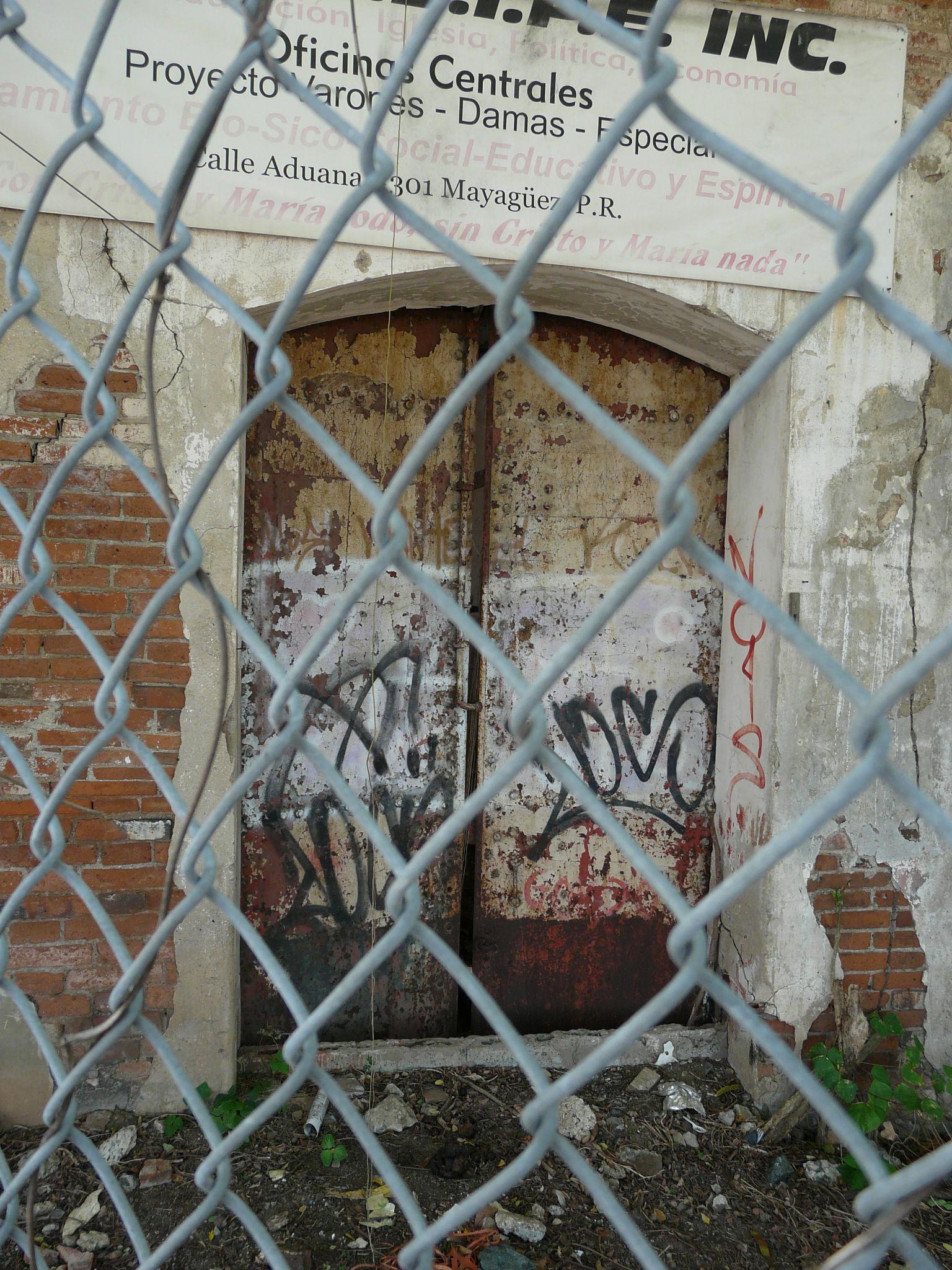 Edificio abandonado en la Avenida González Clemente - Ponce - 2012 00019